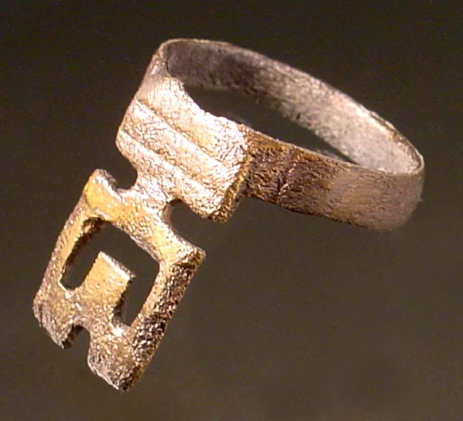 Konvolut: 1 ringförmiger Schlüssel; 1 Ohrring; 2 kleine Ringe mit 6 durchge...en Ringen; 2 kleine Ringe mit 5 durchge...en Ringen