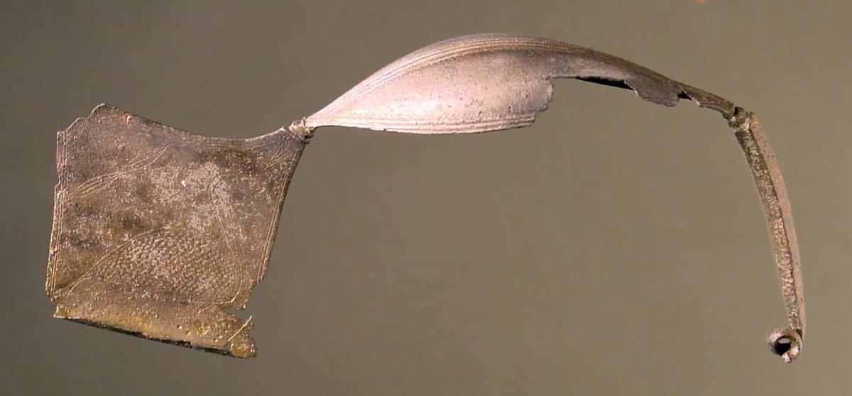 Geometrische Fibel mit einer auf beiden Seiten gravierten viereckigen Platte (Vogel)
