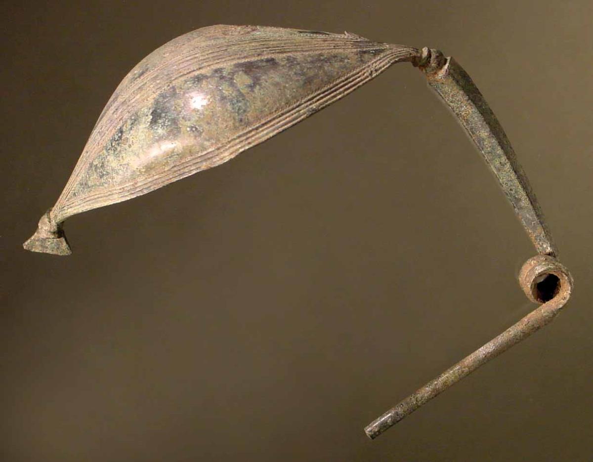 Große geometrische Fibel mit breitem gewölbten Bügel, Blatt und Stück der Nadel fehlen