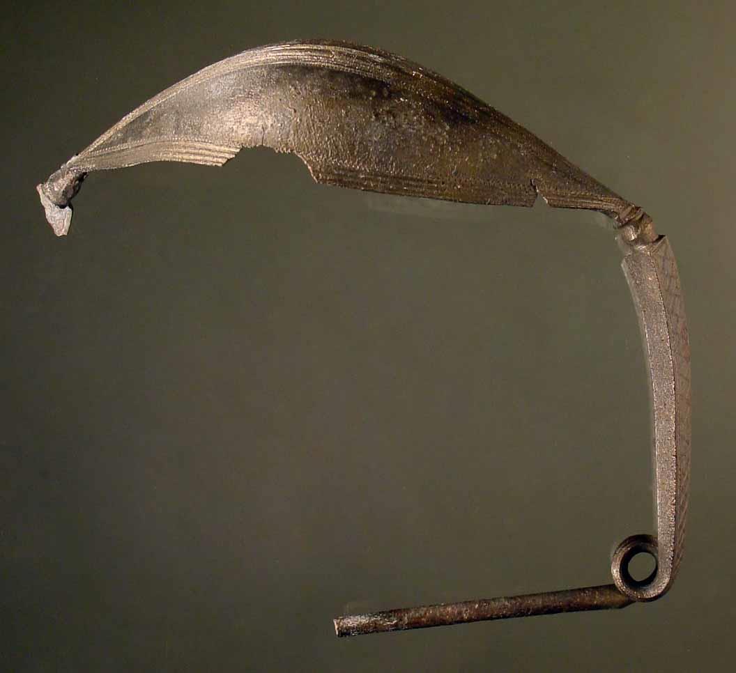 Große geometrische Fibel mit breitem gewölbten Bügel, Blatt und Stück der Nadel fehlen