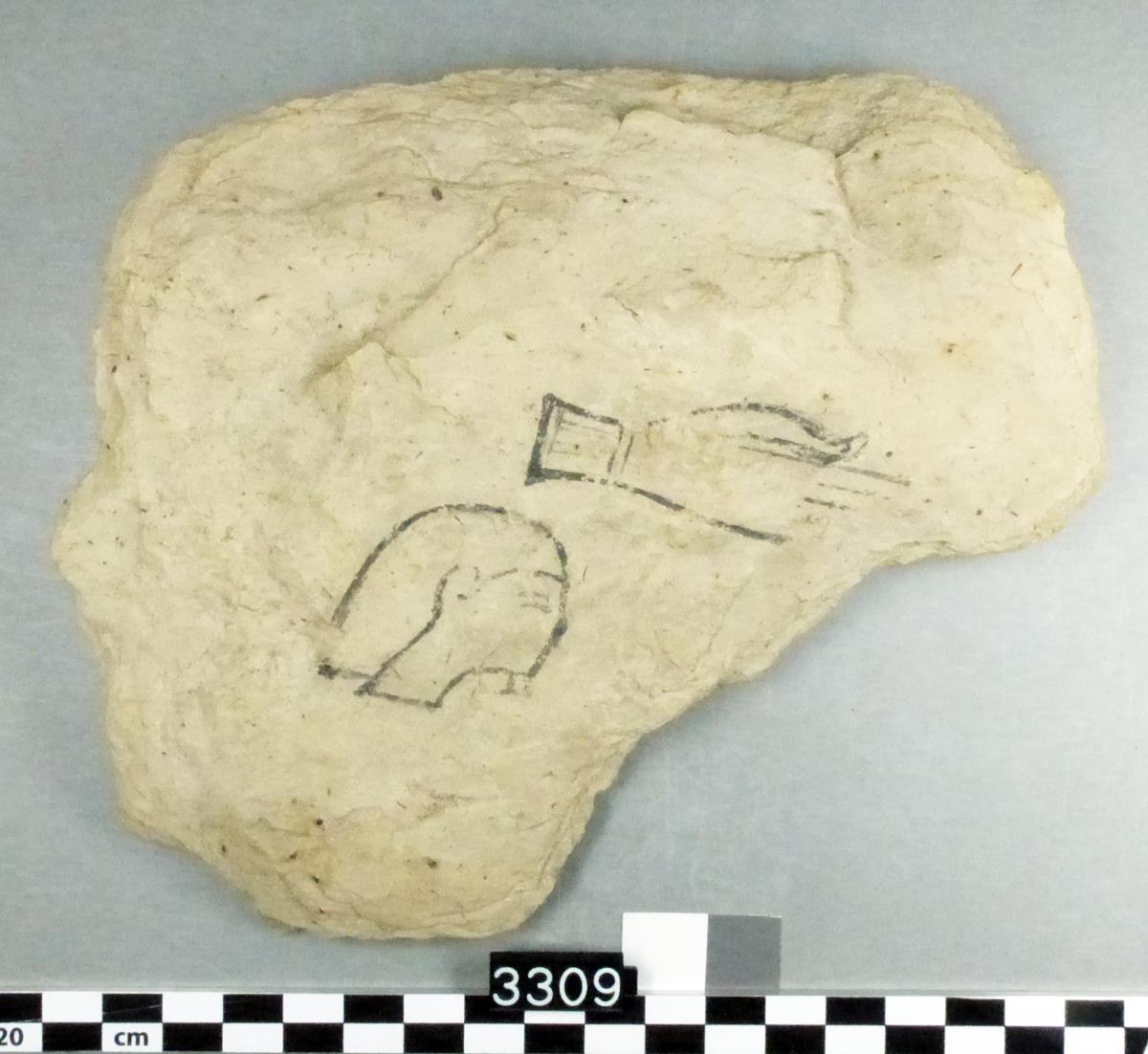 Hieroglyphisches Ostrakon mit Zeichnungen einiger Hieroglyphen