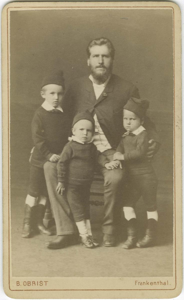Porträt des Friedrich Kraus mit seinen Söhnen
