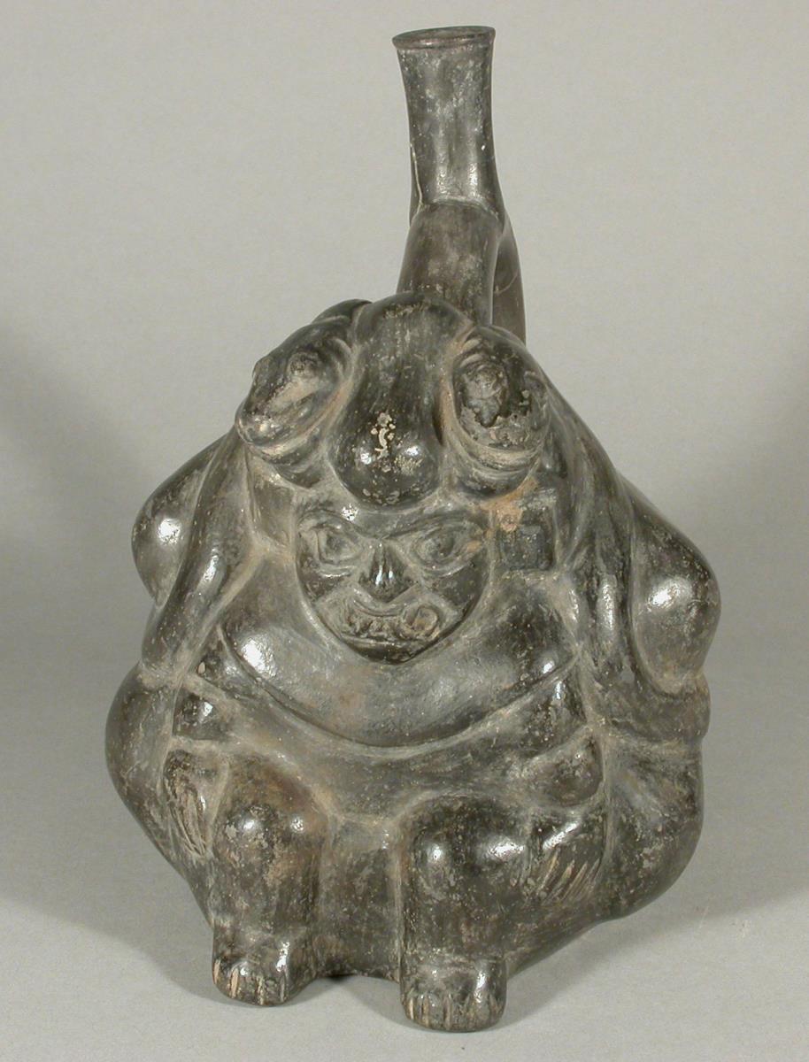 Relief: sitzende anthropo-zoomorphe Figur