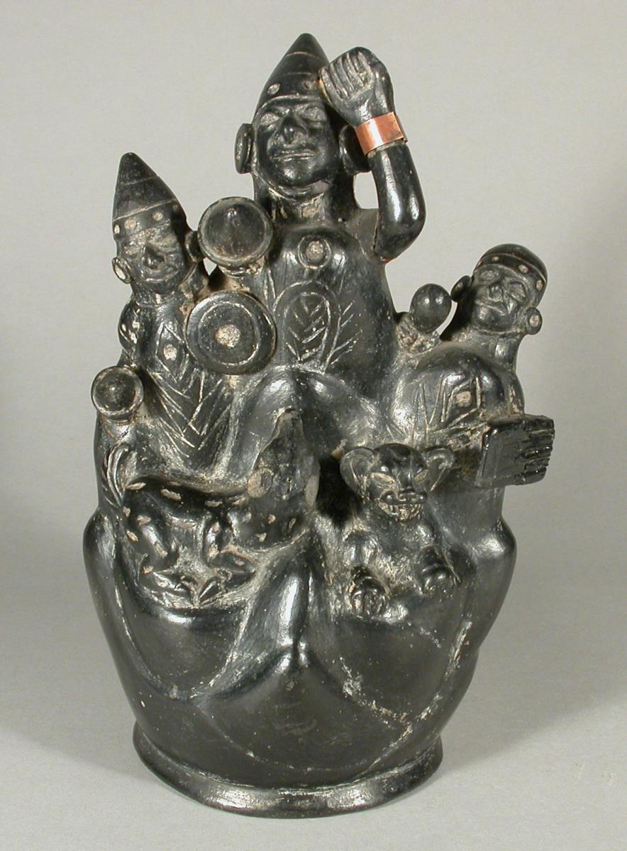 Applikation und Relief: anthropomorphe und zoomorphe Figuren im Gebirge