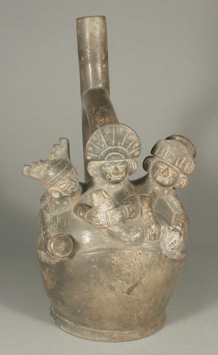 Applikation: drei Figuren (anthropo-zoomorph und anthropomorph) halten eine Schlange