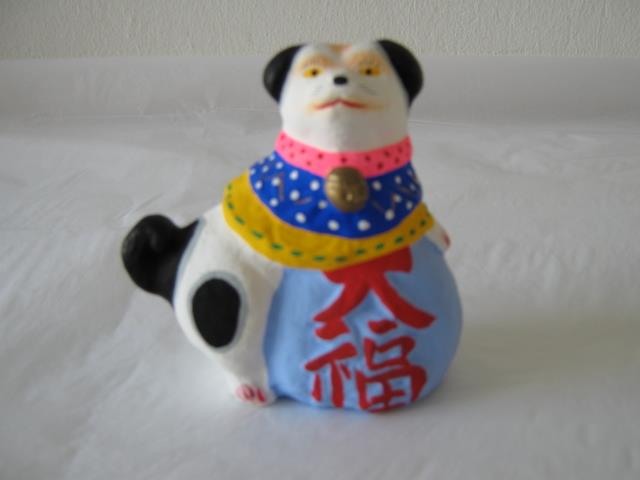 Hund auf Spielsack, auch:  早起きHaya oki (Frühaufsteher)