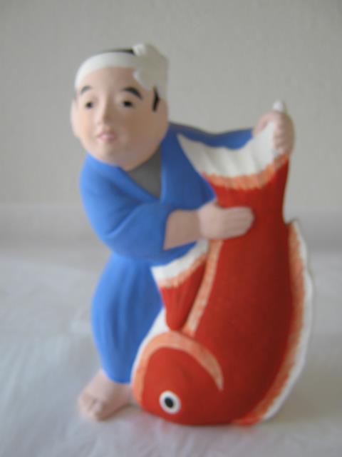 Kind mit Seebrasse-Fisch　鯛持ち