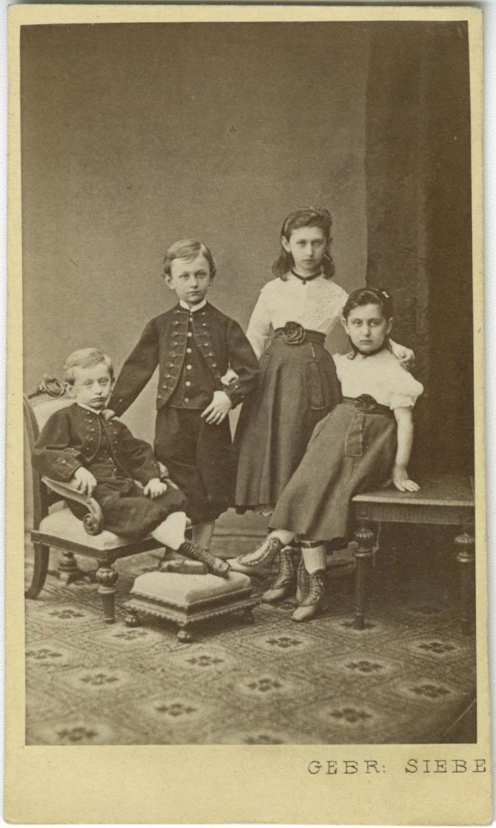 Porträt von vier Kindern