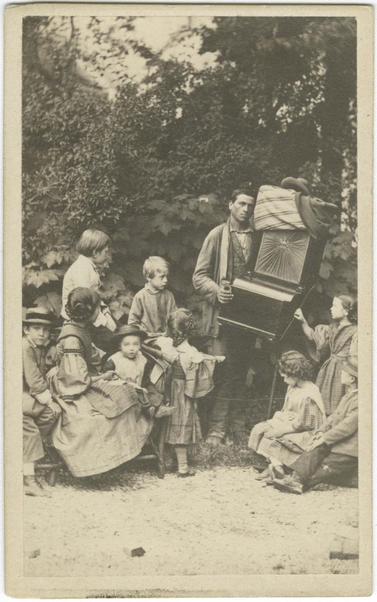 Porträt eines Mannes mit Musikwalze und Kindern