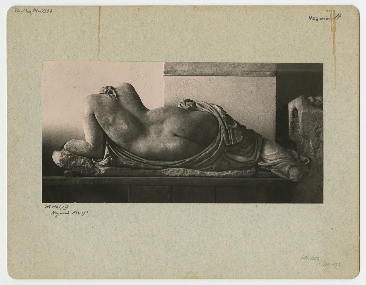 Statue einer liegenden Frau aus Magnesia am Mäander