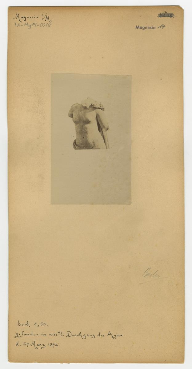 Statue eines Mädchens aus Magnesia am Mäander