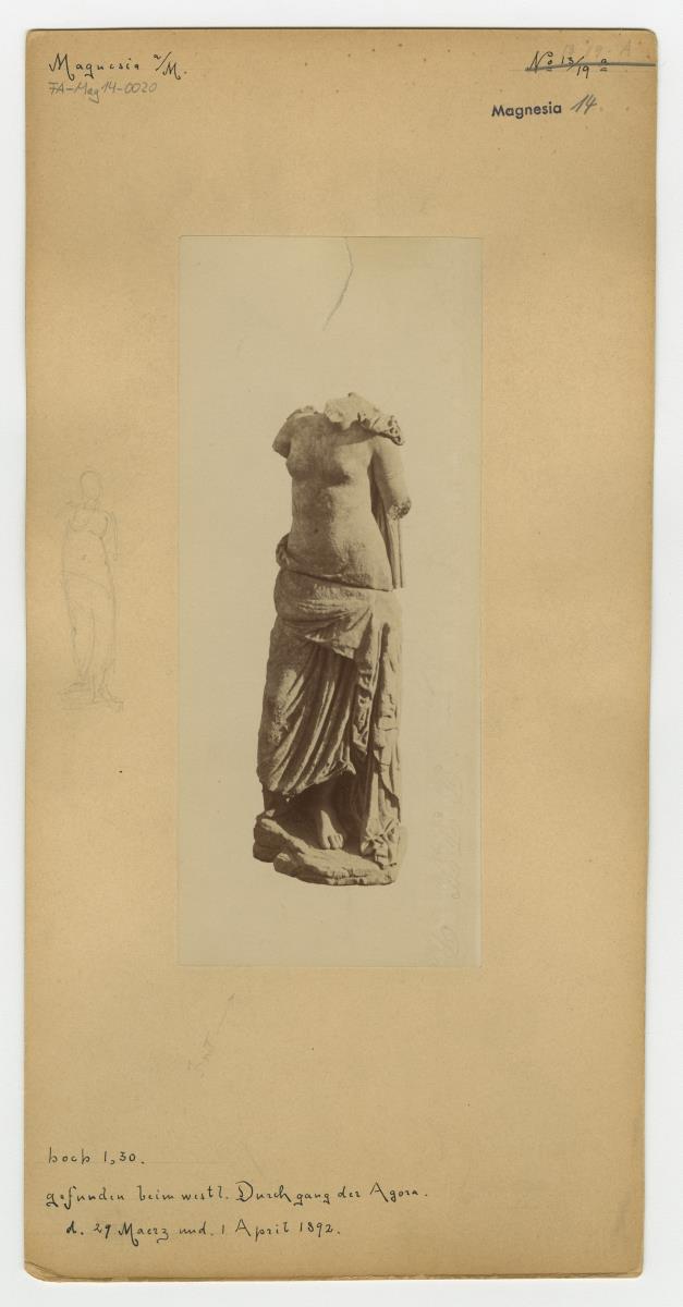 Statue eines Mädchens aus Magnesia am Mäander