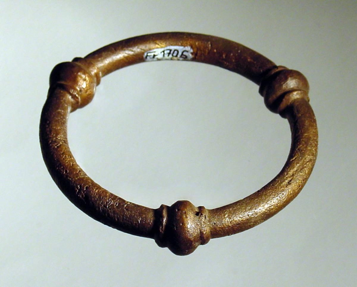 Massiver Ring mit drei Knoten versehen