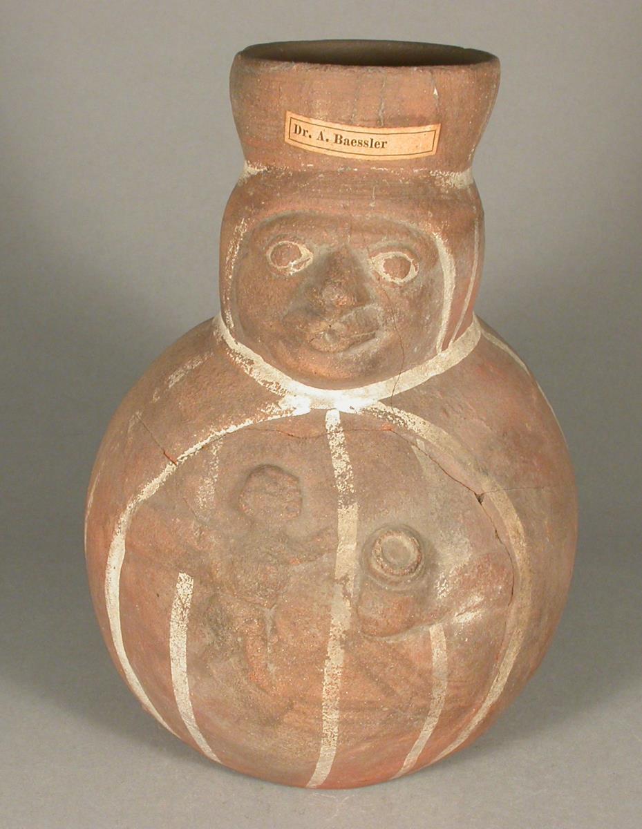 Stehende anthropomorphe Figur mit Kind im Arm