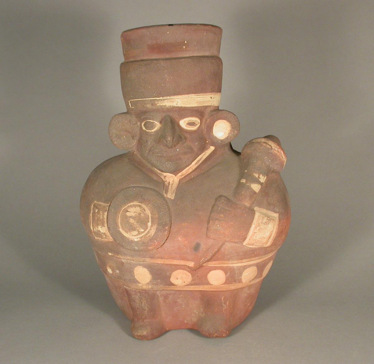 Stehende anthropomorphe Figur mit Waffen