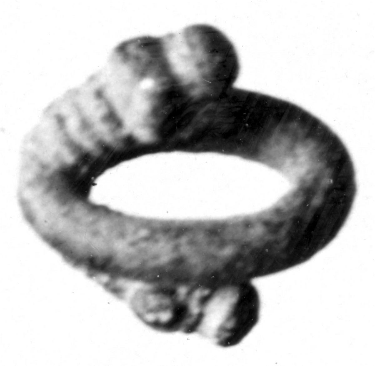 Spiralartiger Ring aus dickem Draht, 2 Windungen, an den Enden eine knopfartige Verzierung (Ohrring?)