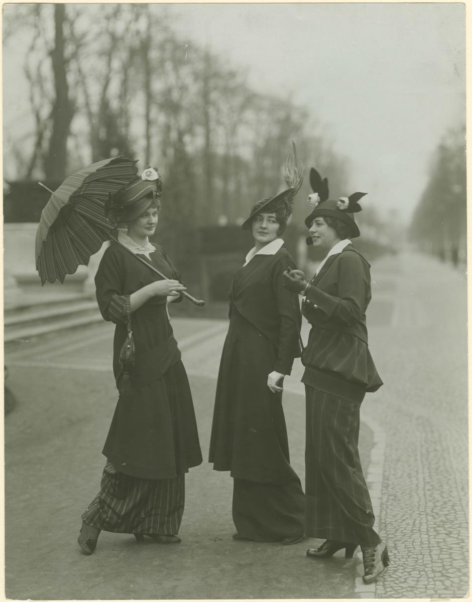 Frauen in Kleidern