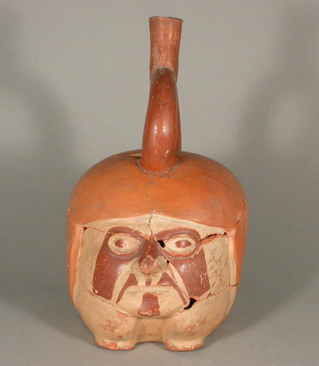 Anthropomorpher Kopf mit Füßen
