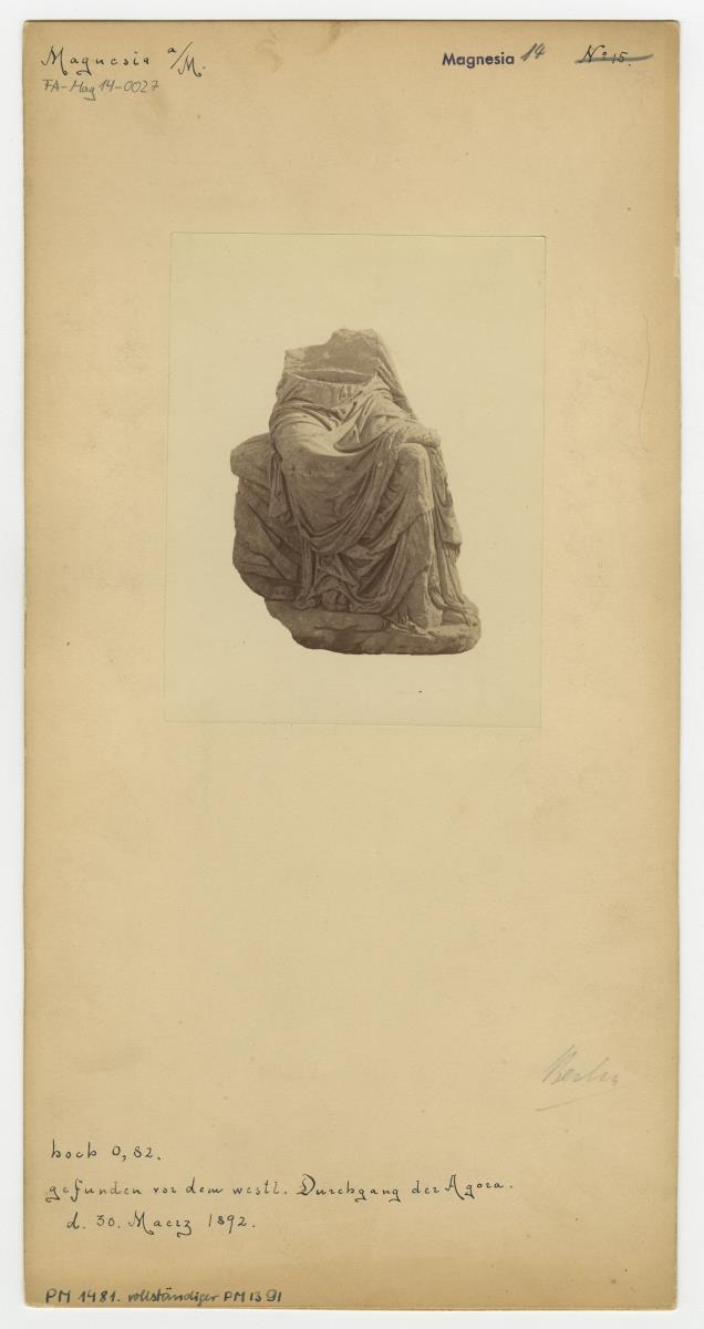 Statue einer sitzenden Frau aus Magnesia am Mäander