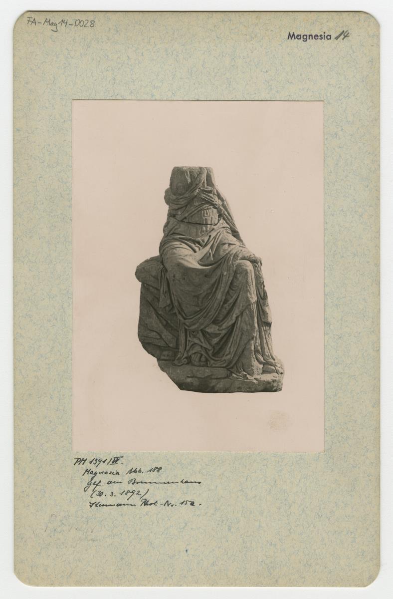 Statue einer sitzenden Frau aus Magnesia am Mäander