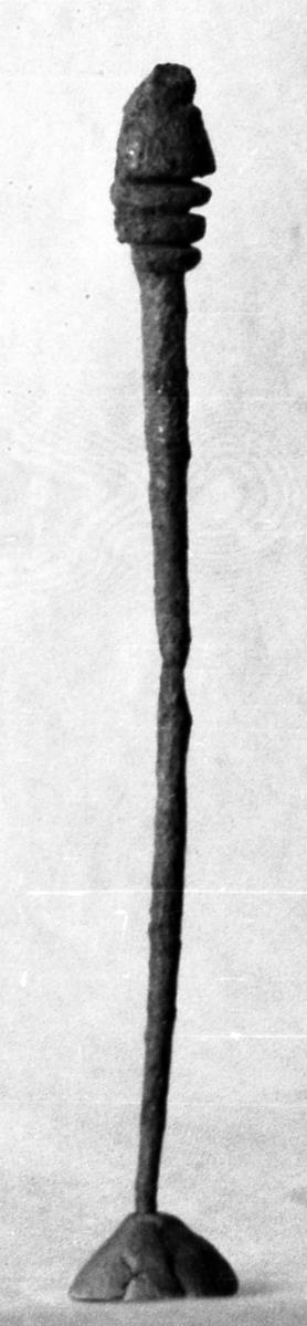 Gewandnadel mit verziertem Knopf