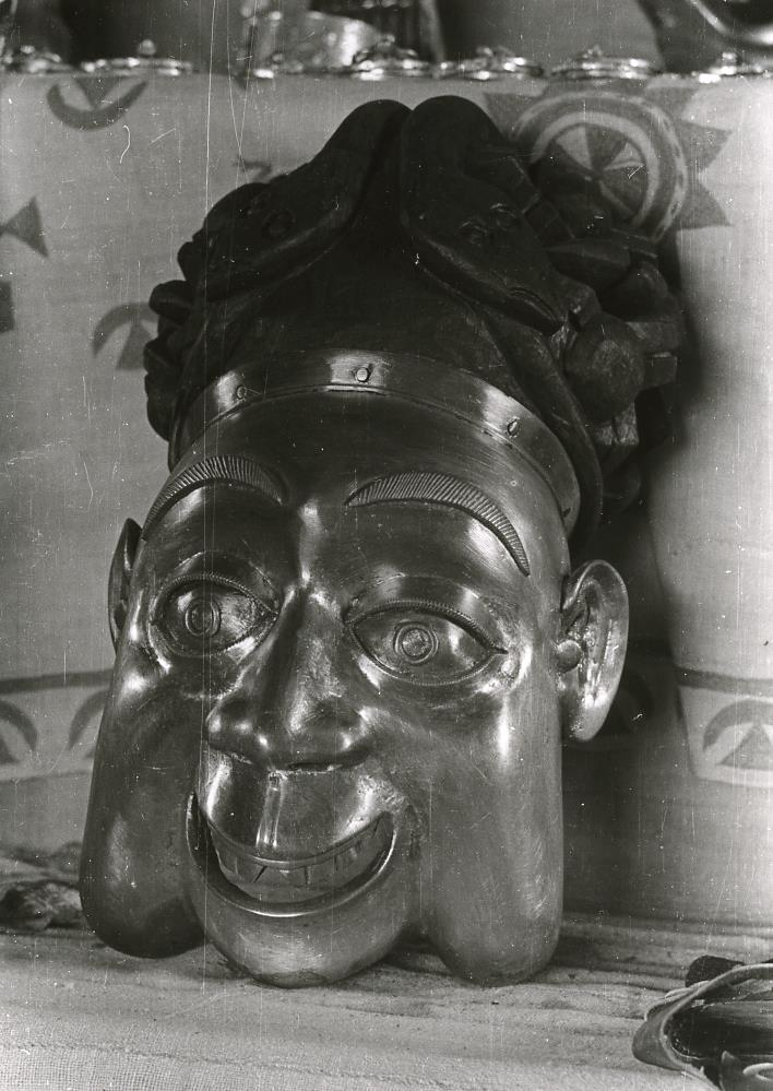 Messingmaske (Königsmaske), die als Wandschmuck dienen soll, im Museum von Fumban