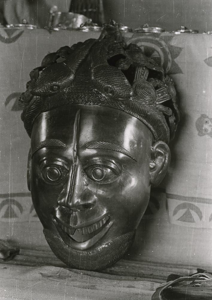 Messingmaske (Königsmaske), die als Wandschmuck dienen soll