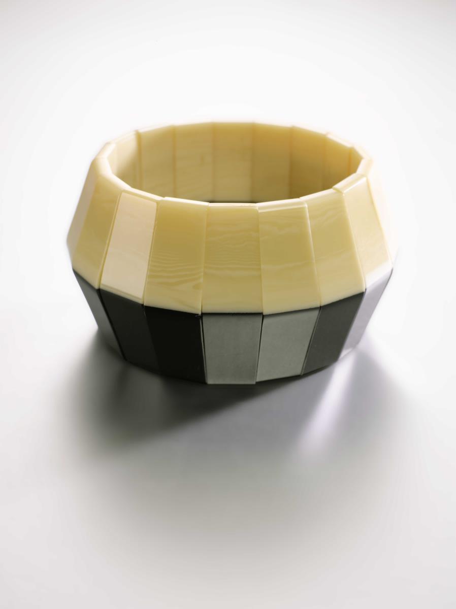Armschmuck in Schwarz-Weiß