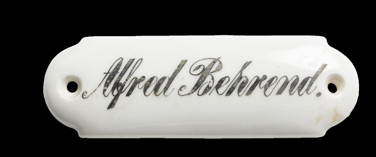 Namensschild "Alfred Behrend."