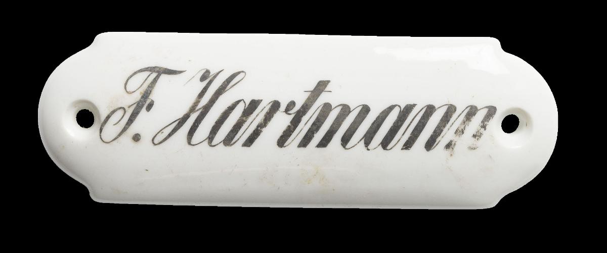 Namensschild "F. Hartmann"