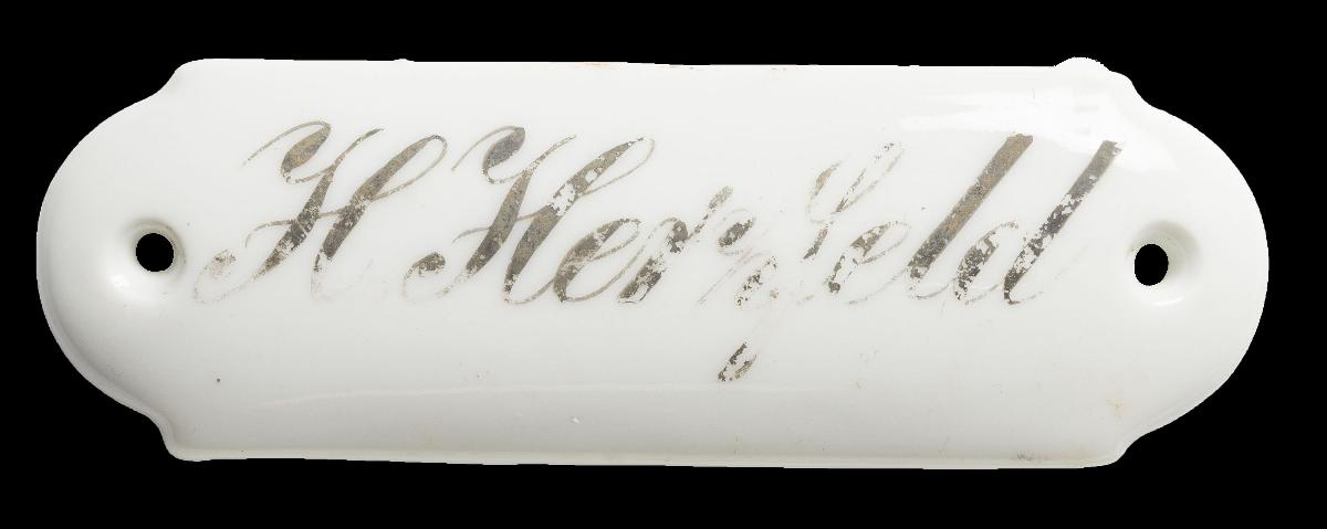 Namensschild "H. Herzfeld"