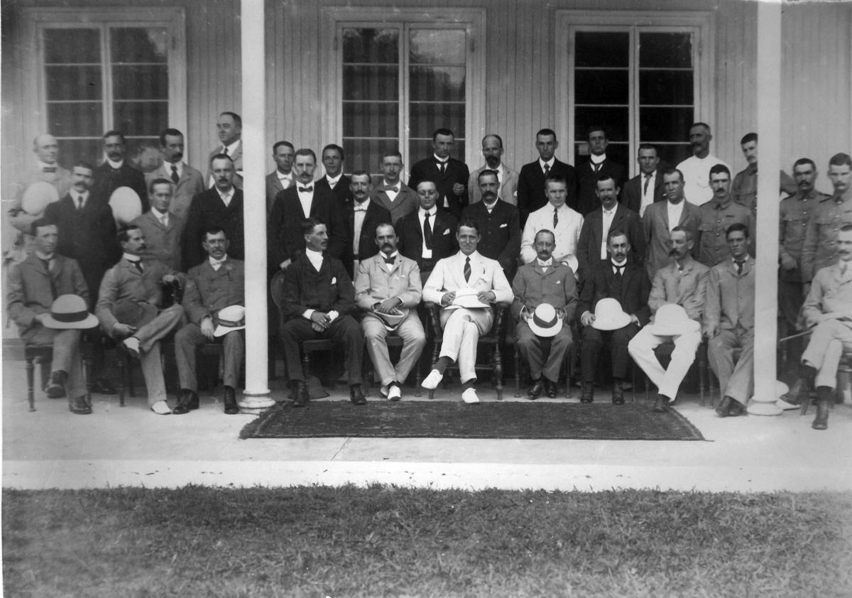 High Commissioner Sir Ralph Moore und Gefolge