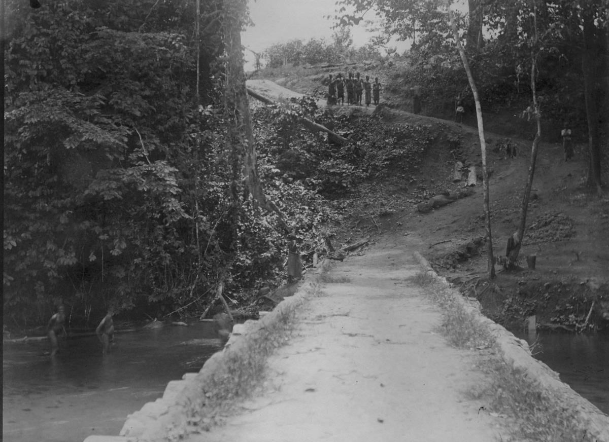 "Eingeborenen - Brücke" (OT)