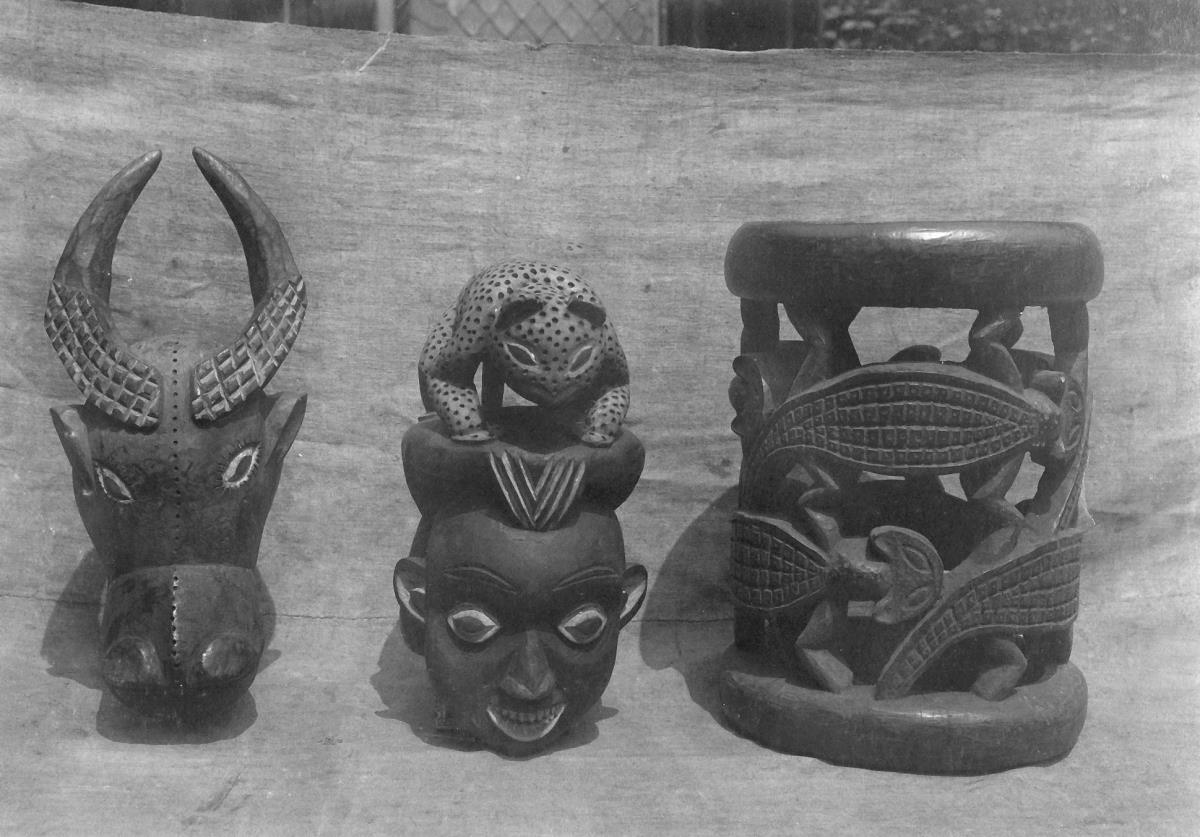 Zwei Masken aus Holz und ein Hocker, Kamerun