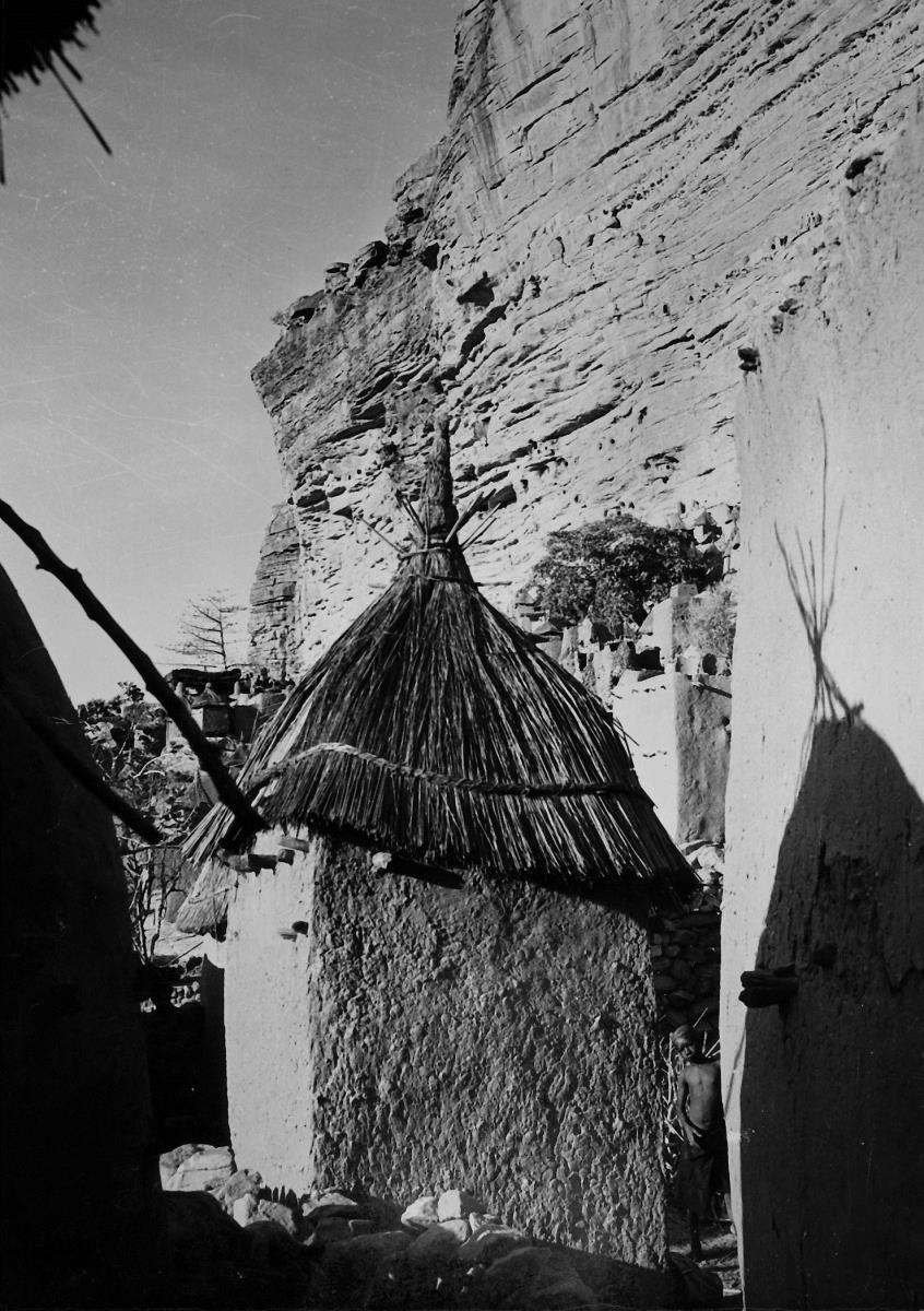 Ireli (Cercle de Bandiagara) Grenier au pied de la falaise