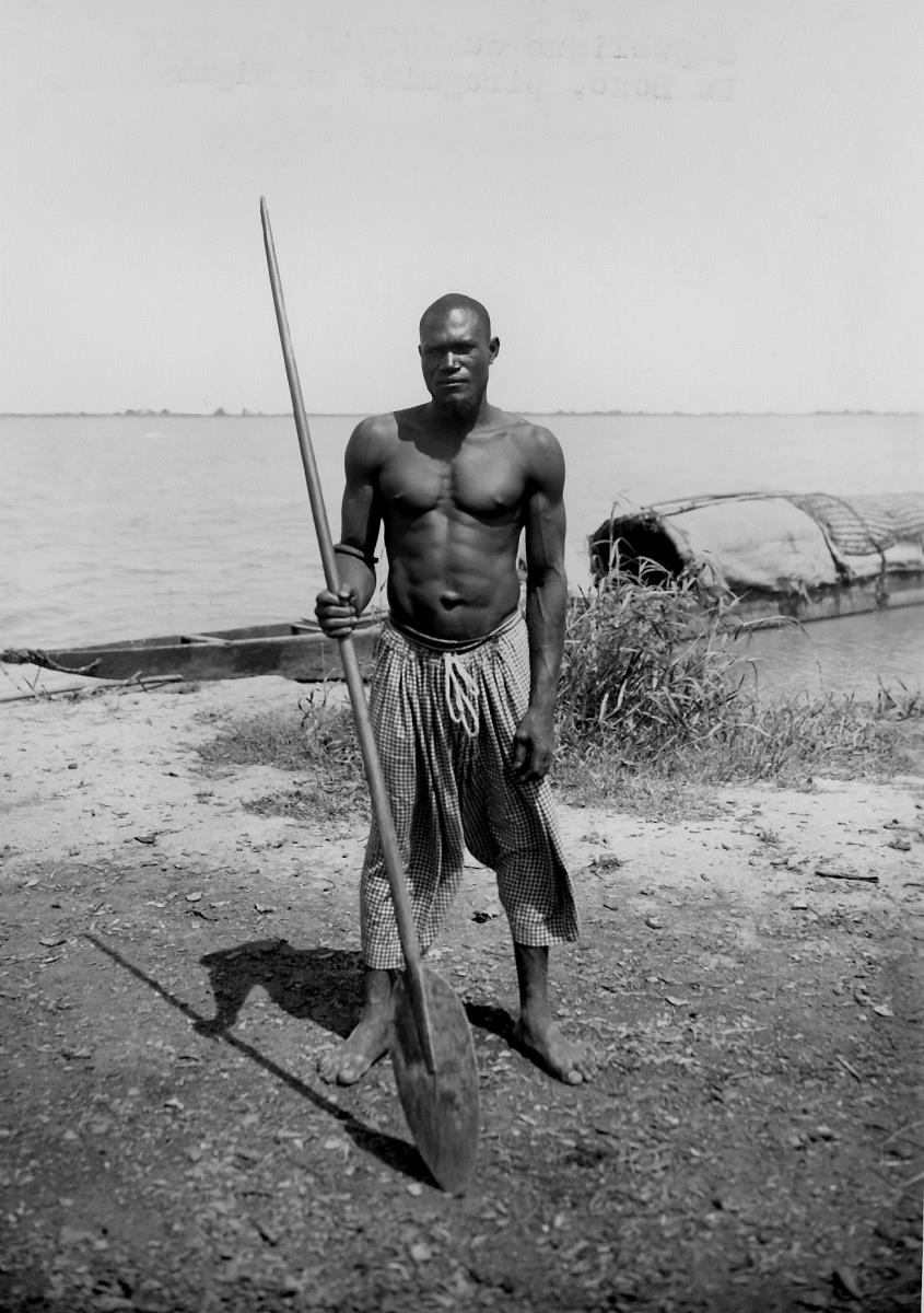 Un Bozo, piroguier du Niger