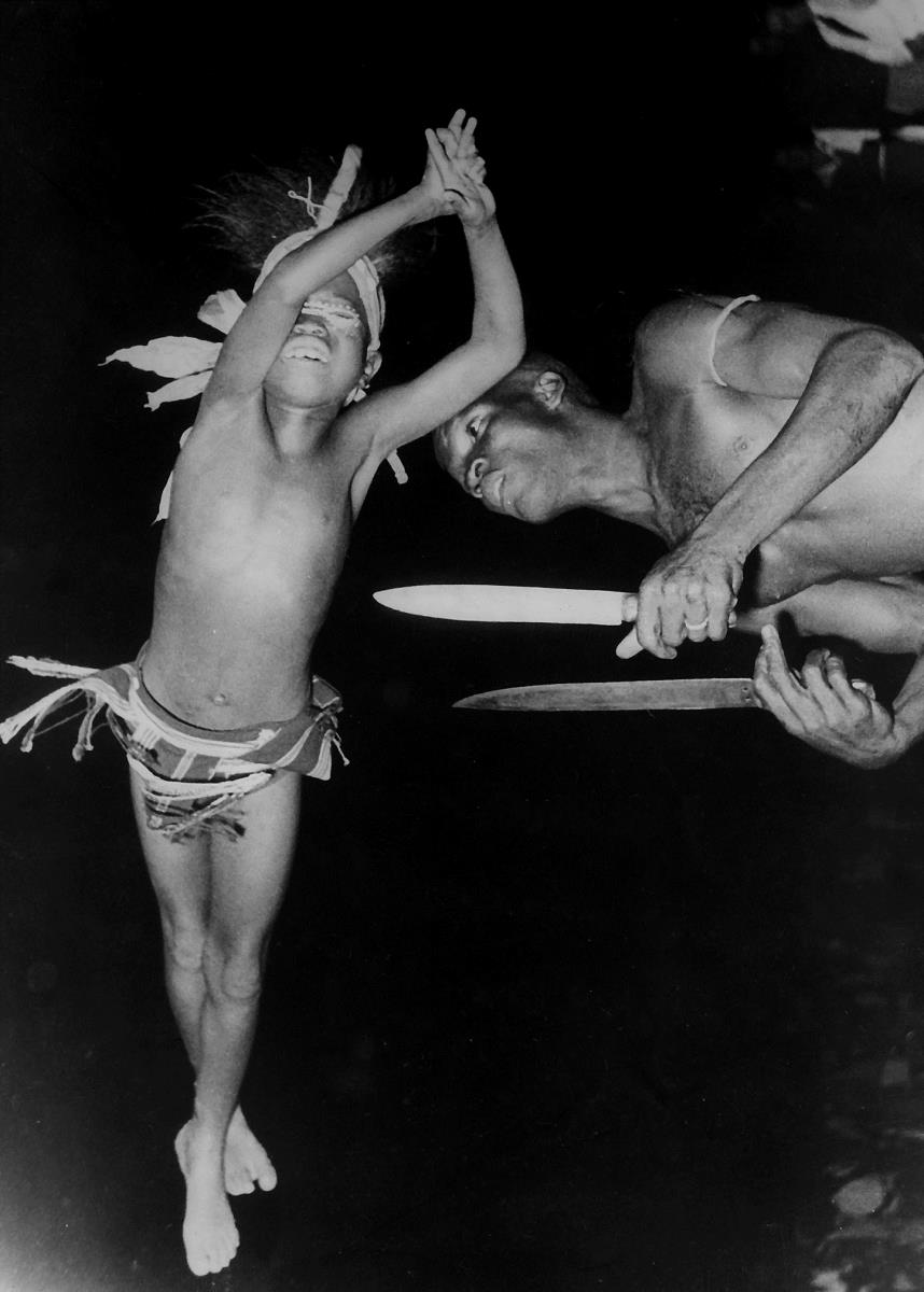 Man. Jongleur d'enfant exécutant la danse des couteaux