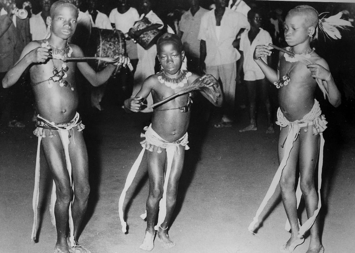 Petites danseuses Malinké d'Odienné. Les bijoux qu'elles portent, annoncent déjà la Soudan