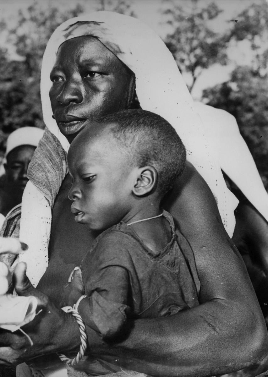 Femme Mossi et son enfant