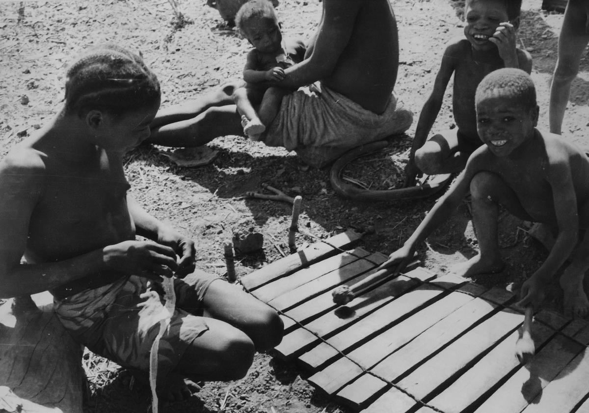 Gaoua. Jeune Lobi jouant du balafon