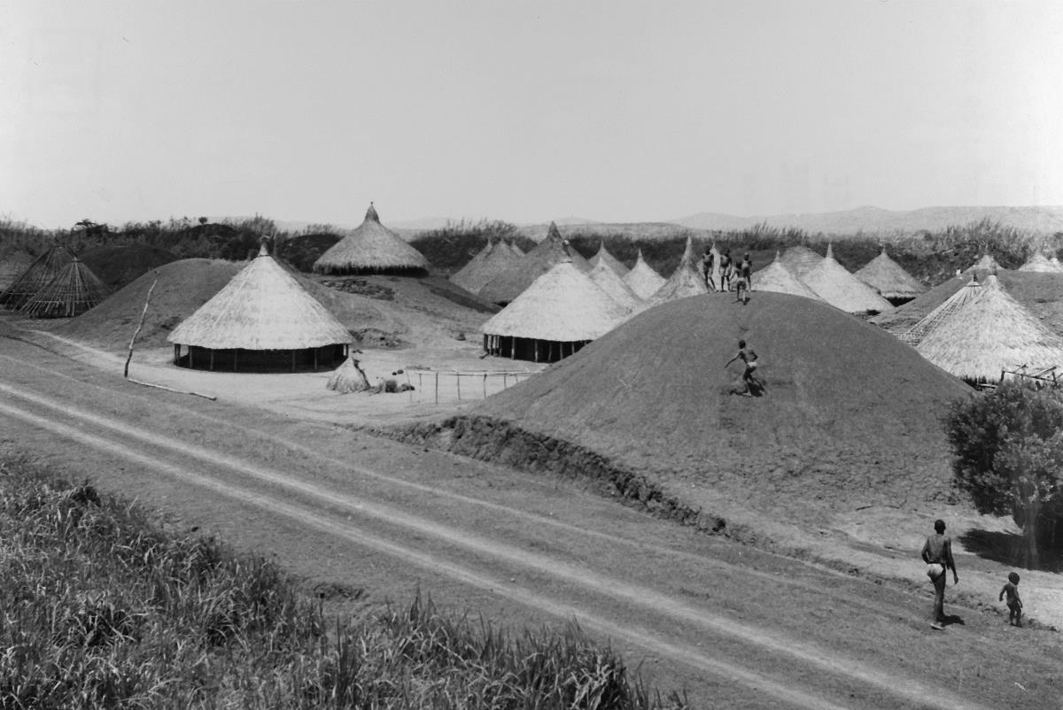 Village au milieu des termitières près de Kongo