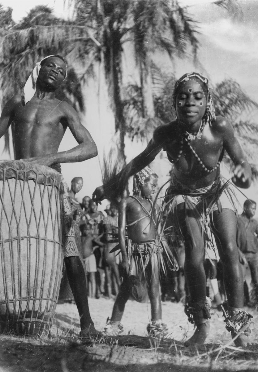 Mobaye. Scène de danse