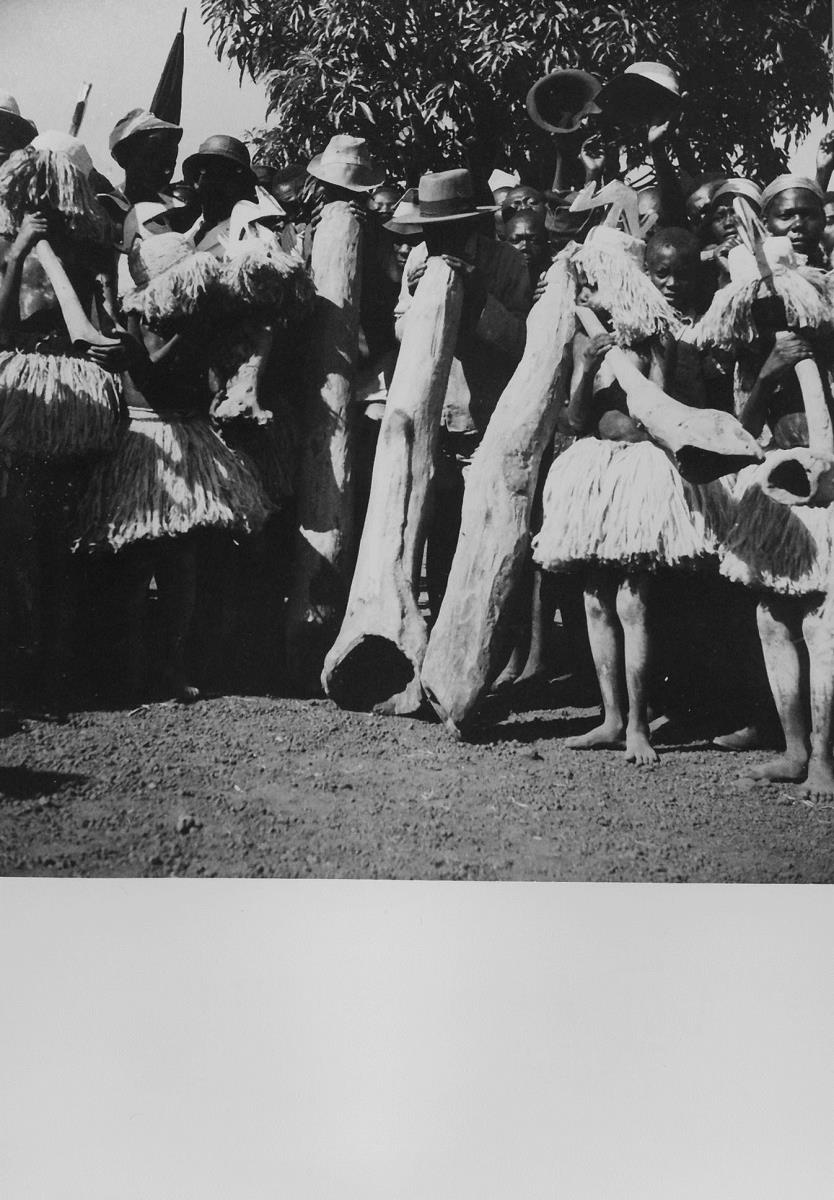 Tam-tam à Ippy. par des circoncis Dacpa (Banda) Ellebé, le 9 avril 1944