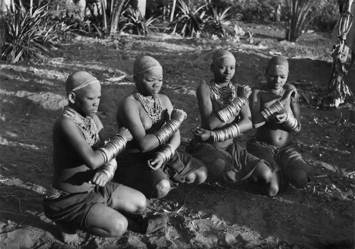TschiKoumbi, Danse des jeunes filles à la recherche d'un mari