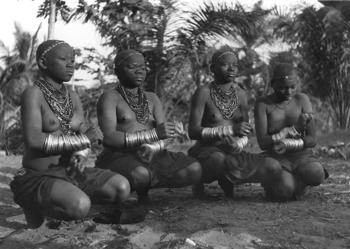 TschiKoumbi, Danseuses TschiKoumbi