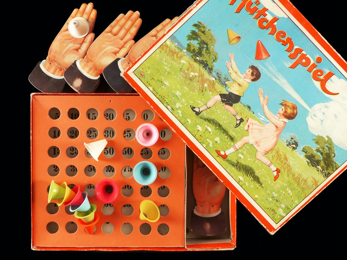 Hütchen-Spiel.