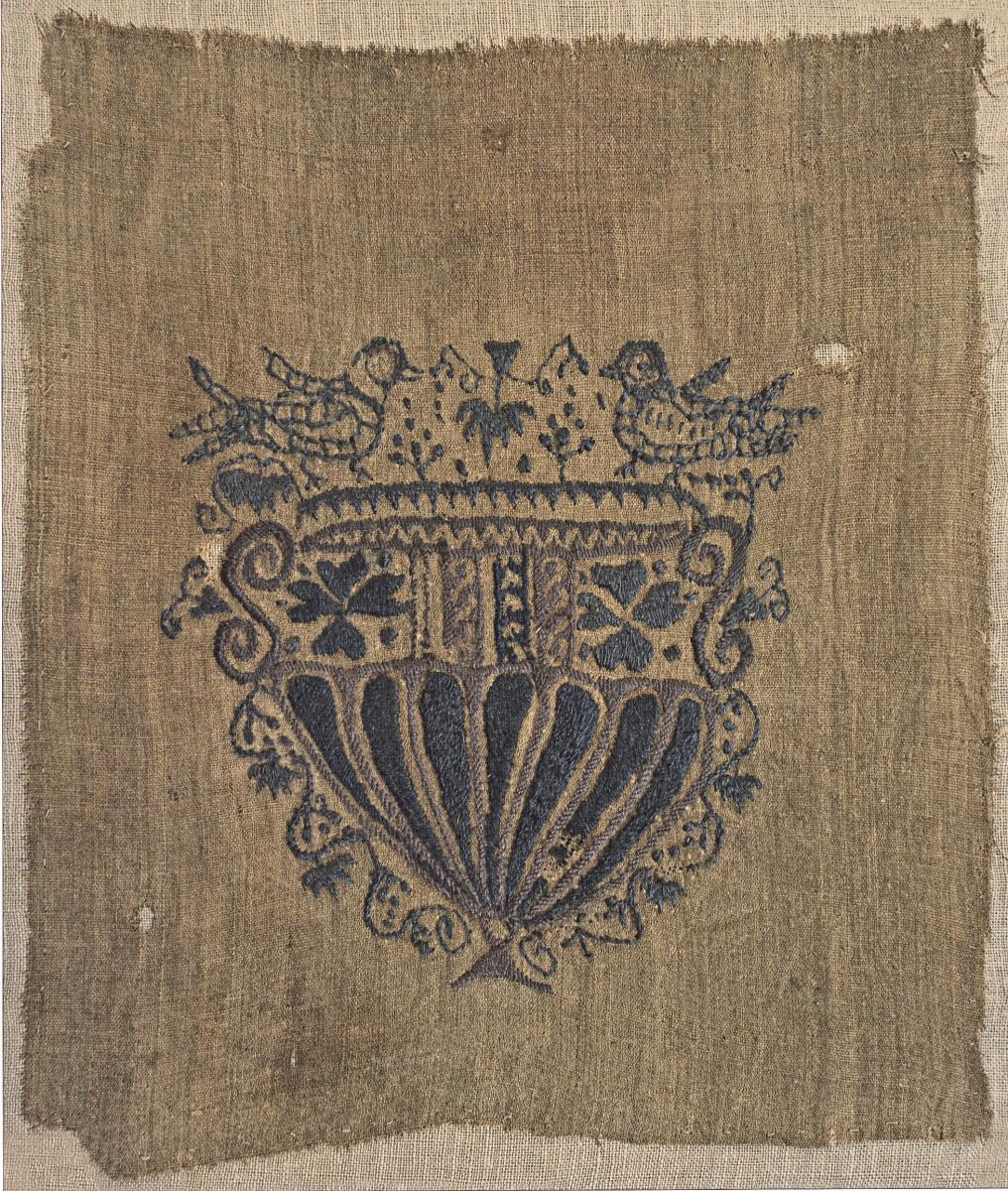 Gewebefragment mit Vögeln auf Vase