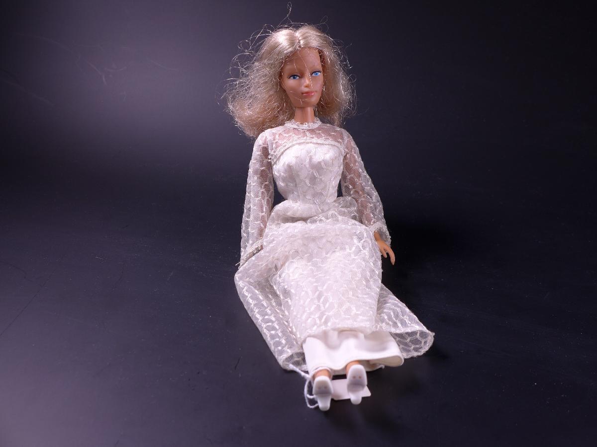 Modepuppe, blond