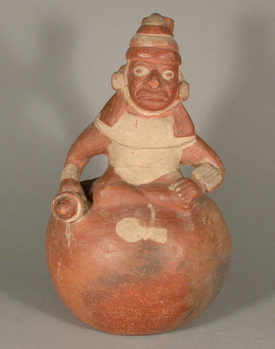 Applikation: sitzende anthropomorphe Figur mit Keule