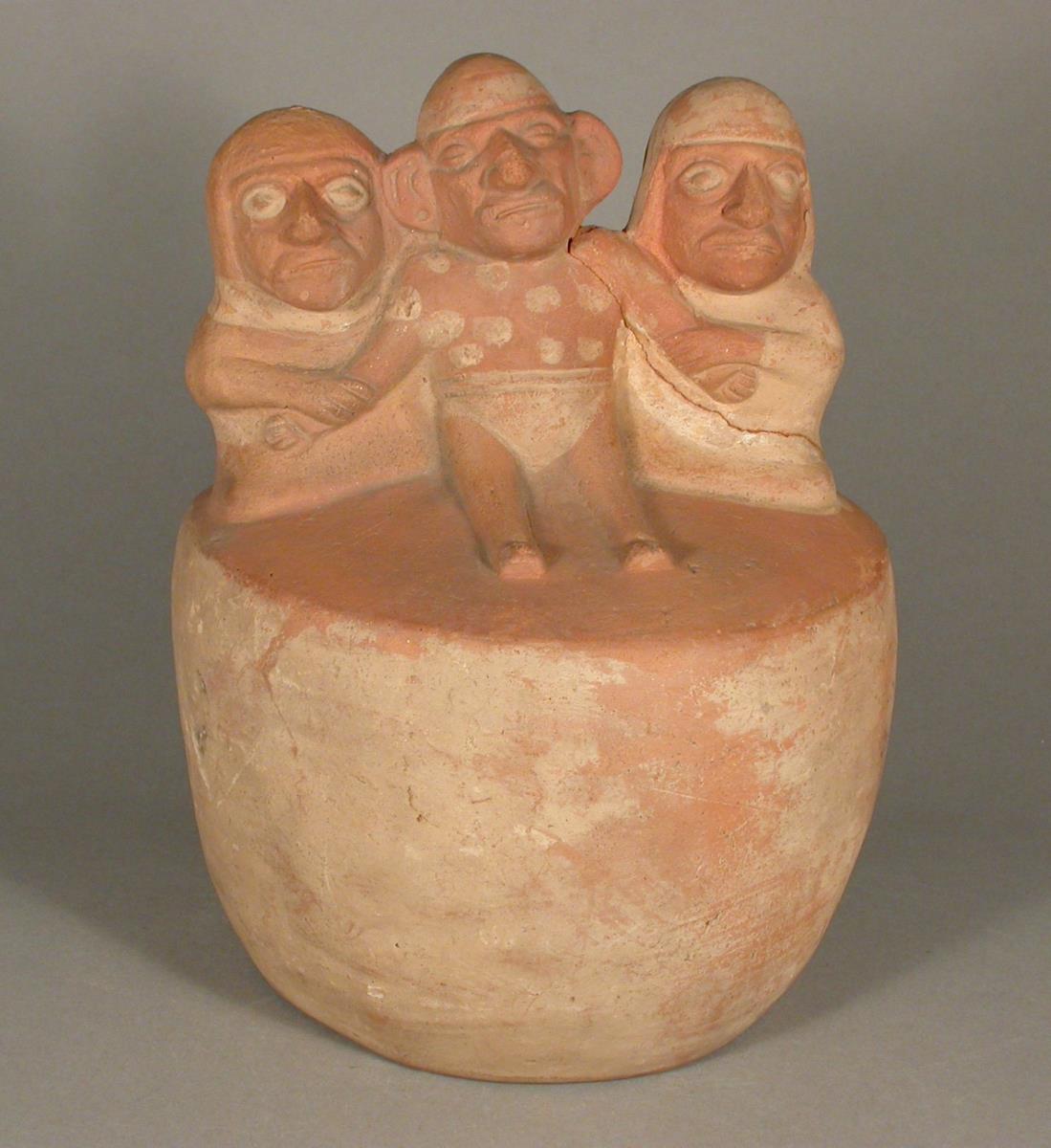 Applikation: drei anthropomorphe Figuren